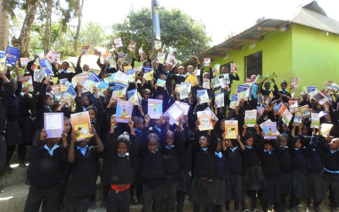 800 neue Schulbücher für die Kinder der Peace Matunda Schule
